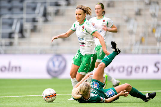 Hammarbys Katrin Schmidt och Mallbackens Frida Broström i