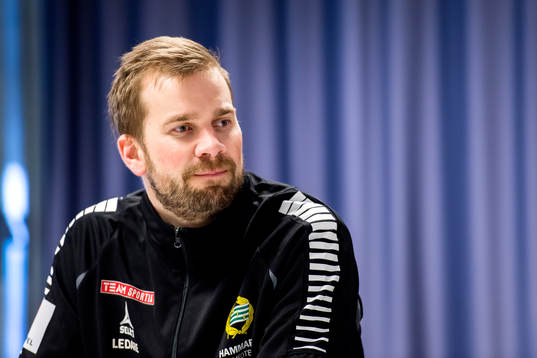 Hammarbys tränare Pär Lagerström på en presskonferens