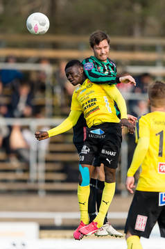 Mjällbys Kwame Bonsu och Varbergs Peter Nyström