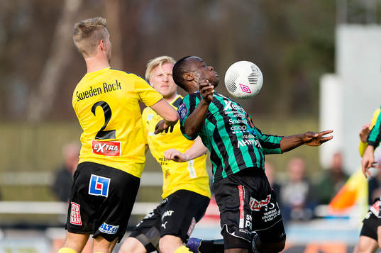 Varbergs Nsima Peter tar ner bollen