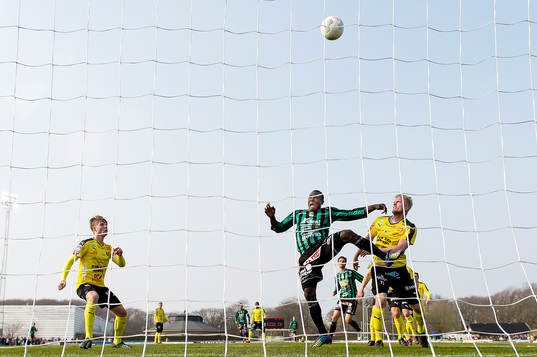 Varbergs Nsima Peter nickar över