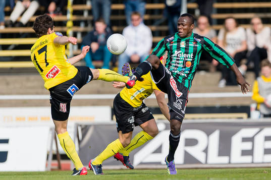 Varbergs Nsima Peter och Mjällbys Lukas Grill