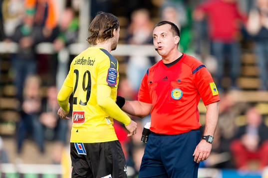 Domare Dragan Banjac diskuterar med Mjällbys Danny Ervik