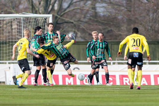 Kamp om bollen i Varbergs straffområde