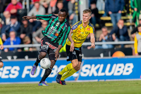 Varbergs Nsima Peter och Mjällbys Hampus Bergdahl