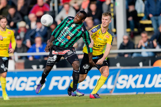 Varbergs Nsima Peter och Mjällbys Hampus Bergdahl