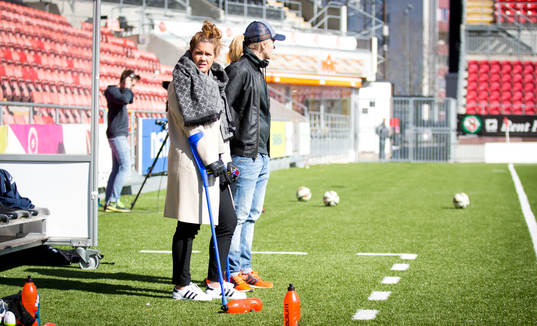 KIF Örebros Hanna Folkesson med kryckor och Lisa Dahlkvist