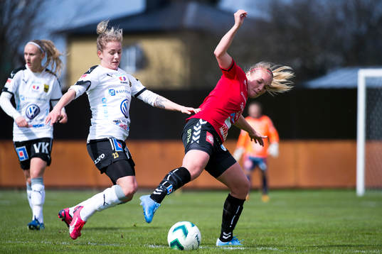 Umeås Ema Åberg Zingmark i kamp mot Kristianstads Margret