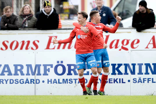 Helsingborgs Anton Wede och Jordan Larsson jublar