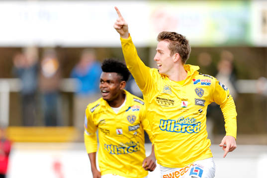 Falkenbergs Adam Eriksson jublar