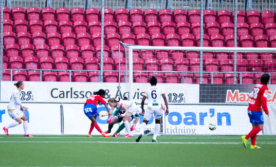 Örebros Sarah Michael gör 1-0 och jublar