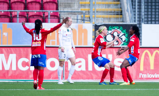 Örebros Sarah Michael gör 1-0 och jublar