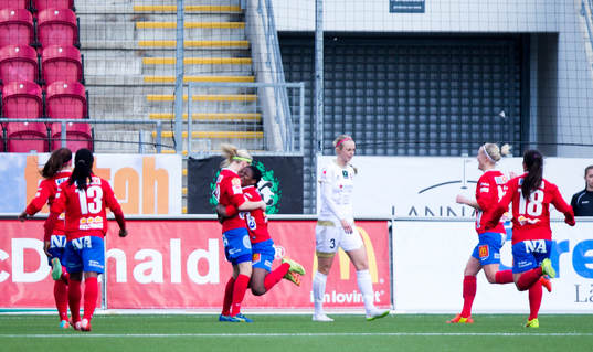 Örebros Sarah Michael gör 1-0 och jublar