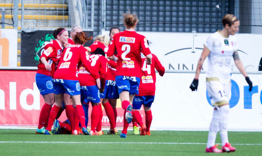 Örebros Sarah Michael gör 1-0 och jublar