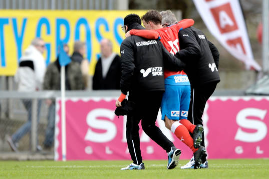 Helsingborgs Anton Wede får hjälp av planen