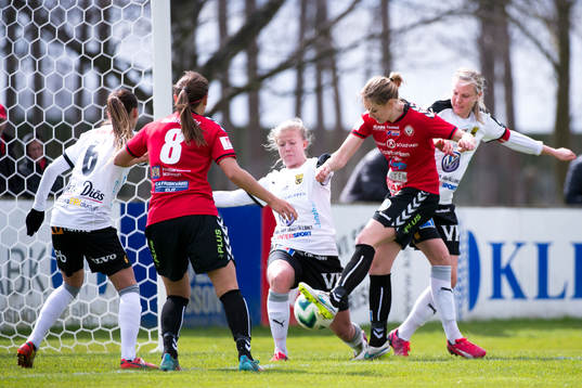 Kristianstads Mia Carlsson skjuter