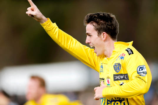 Falkenbergs Adam Eriksson jublar