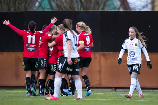 Kristianstads spelare jublar medan Umeå IK spelare deppar