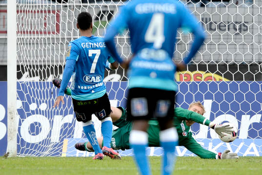 Halmstads Junes Barny gör 1-2 på retur från sin egen