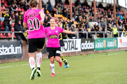 Göteborgs Manon Melis och Sara Linden jublar