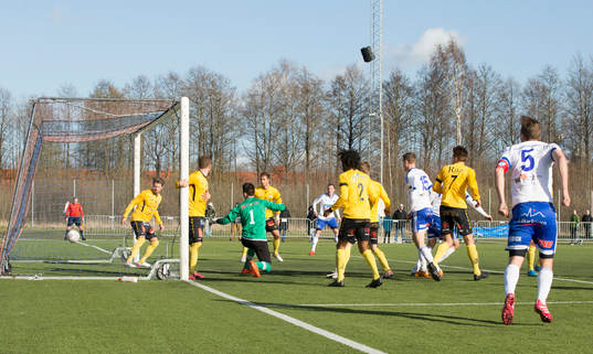 Luleås Emil Johansson (ej i bild) kvitterar till 1-1 bakom