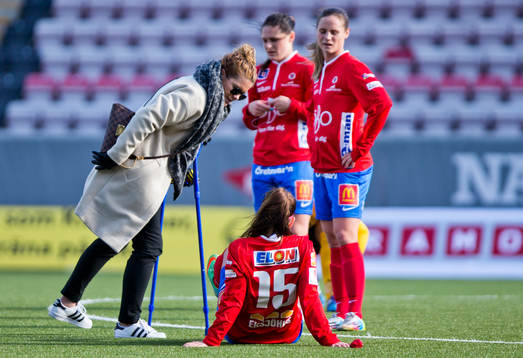 KIF Örebros Hanna Folkesson skadad med kryckor