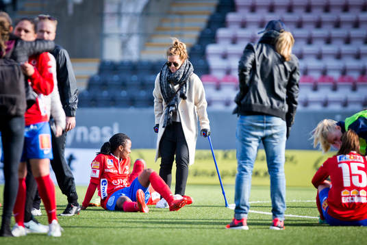 KIF Örebros Hanna Folkesson skadad med kryckor
