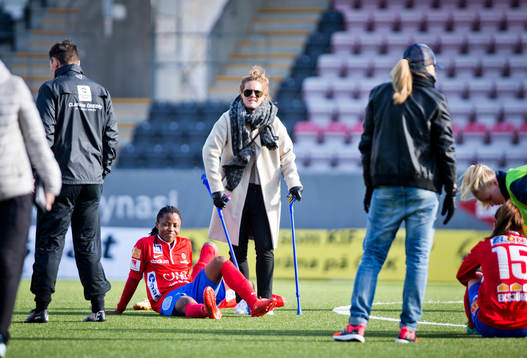 KIF Örebros Hanna Folkesson skadad med kryckor