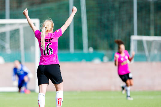 Göteborgs Arna Sif Asgrimsdottir jublar