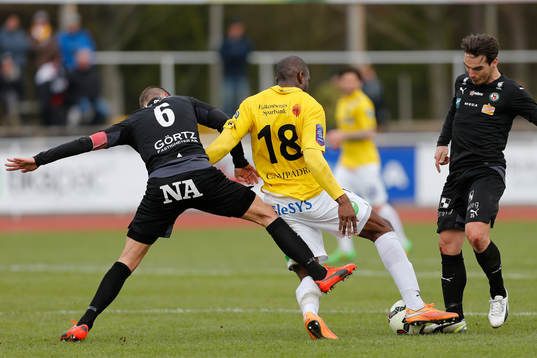 Örebros Robert Åhman Persson och Falkenbergs Hakeem Araba