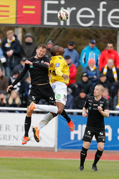 Falkenbergs Hakeem Araba i luftduell med en Örebrospelare