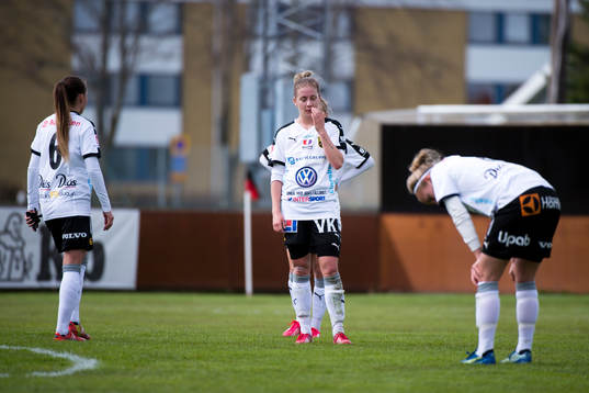 Umeås Johanna Nyman, Sarah Mellouk och Emmi Alanen deppar