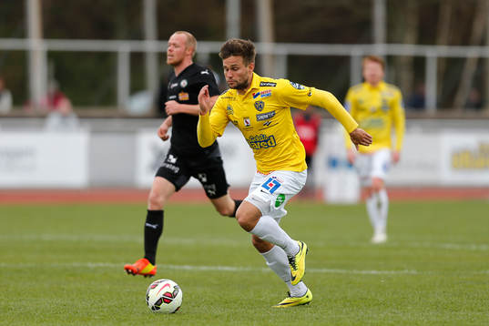 Falkenbergs Johannes Vall rusar mot mål