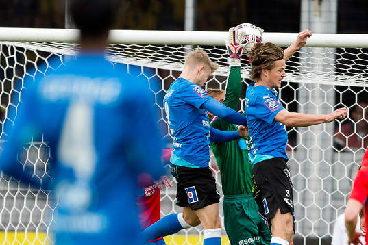 Helsingborgs målvakt Pär Hansson plockar ner bollen