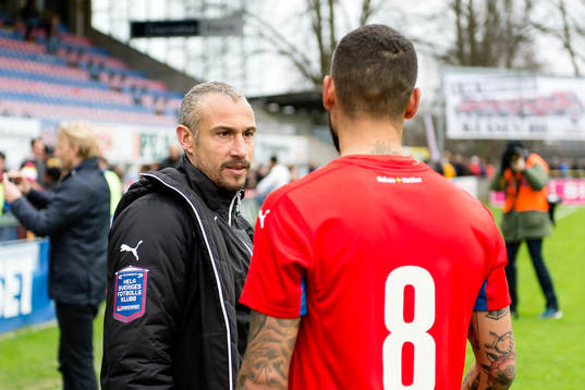 Helsingborgs manager Henrik Larsson pratar med Victor