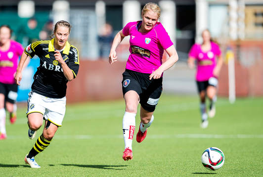 AIKs Juliette Kemppi och Göteborgs Arna Sif Asgrimsdottir