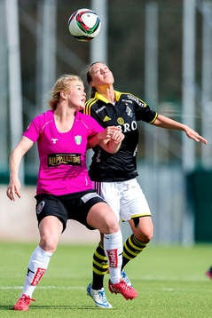 Göteborgs Arna Sif Asgrimsdottir och AIKs Juliette Kemppi