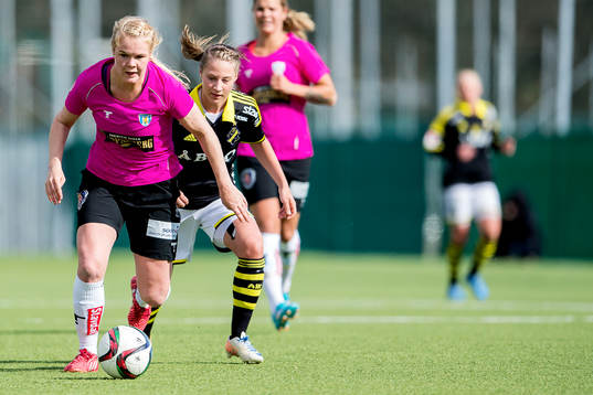 Göteborgs Arna Sif Asgrimsdottir och AIKs Juliette Kemppi
