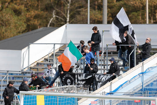 Örebro supportrar före fotbollsmatchen i Allsvenskan