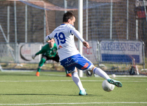 Luleås Patrik Pettersen lägger bollen på mål