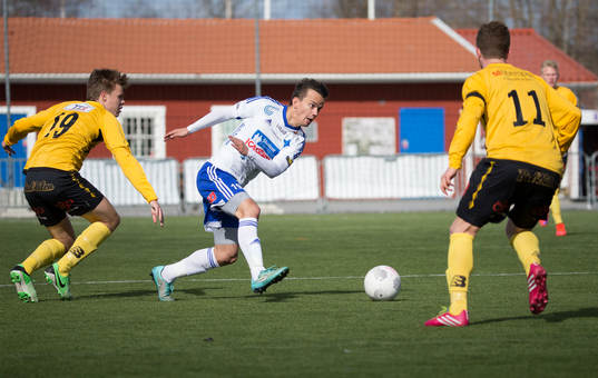 Luleås Patrik Pettersen tar sig förbi BK Forwards Axel