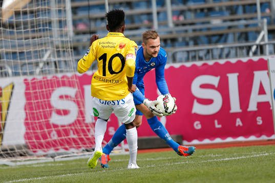 Falkenbergs Godsway Donyoh och Örebros målvakt Oscar