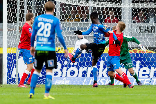 Halmstads Kwame Karikari har målchans men skjuter utanför