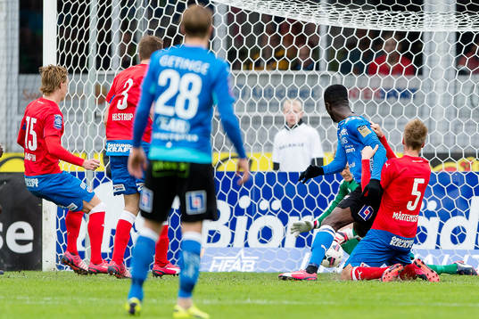 Halmstads Kwame Karikari har målchans men skjuter utanför
