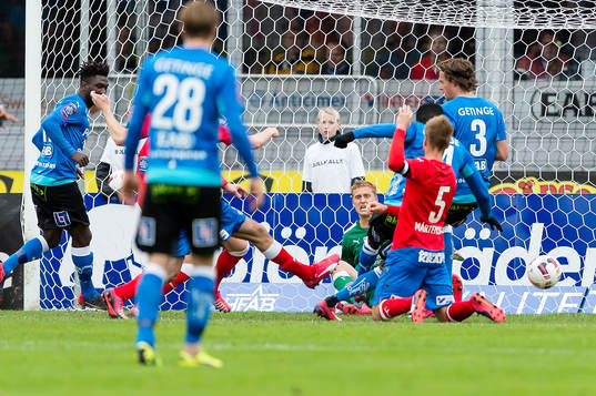 Halmstads Kwame Karikari har målchans men skjuter utanför