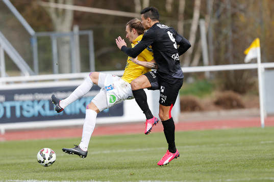 Falkenbergs Tobias Carlsson och Örebros Ahmed Yasin