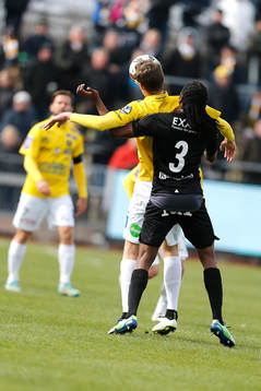 Falkenbergs Adam Eriksson och Örebros Ayanda Nkili