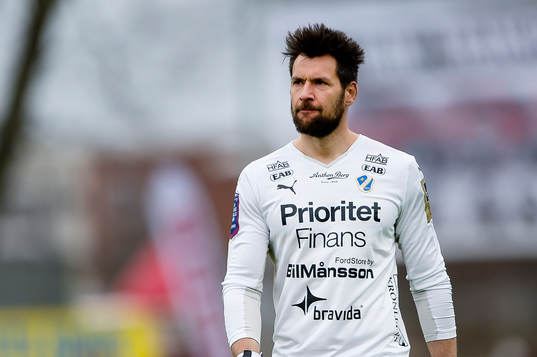 Halmstads målvakt Stojan Lukic deppar