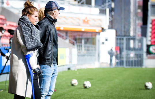 KIF Örebros Hanna Folkesson med kryckor och Lisa Dahlkvist