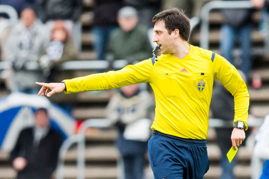 Domaren Alexander Pavlovic med pipan i munnen